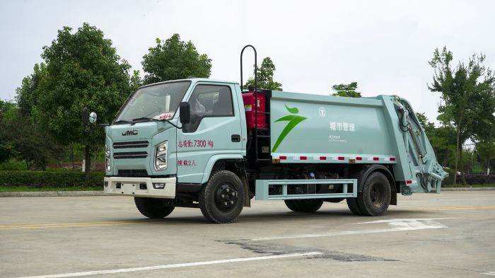 Compactor garbage truck