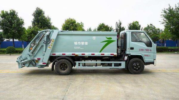 Compactor garbage truck