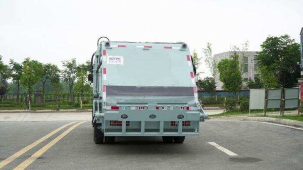 Compactor garbage truck