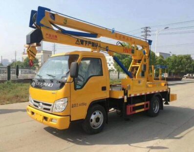 Camião com plataforma elevatória