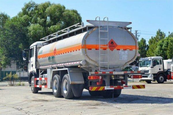 HOWO fuel tanker