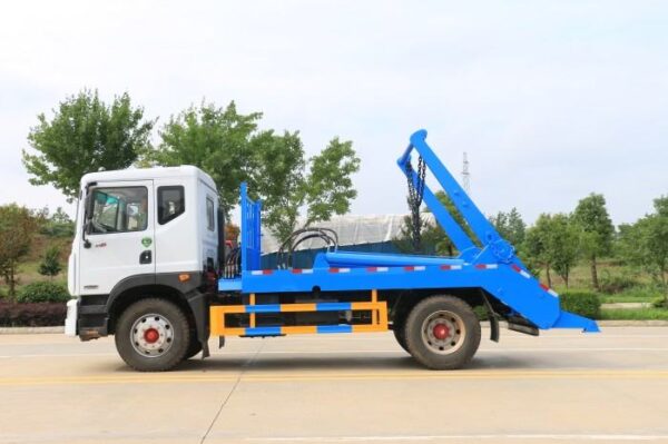 Skiploader garbage truck