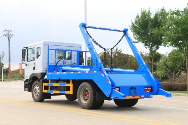 Skiploader garbage truck