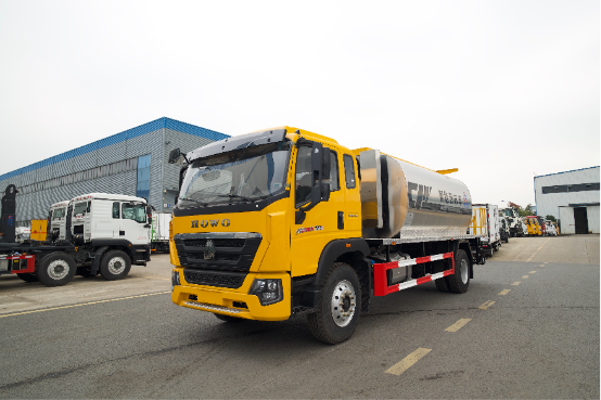 Picture4 Asphalt Distributor Truck 10000L HOWO - Image 1